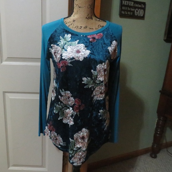 Long Sleeve Floral Front/Back Top - Picture 3 of 3